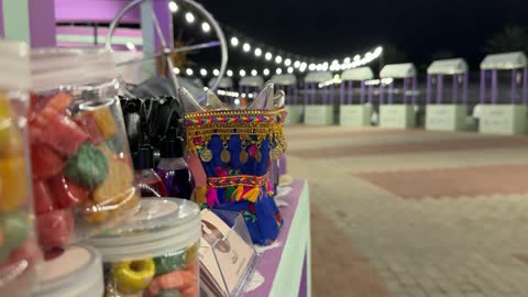 بضائع سوق بسطة خير بالواجهة البحرية في الدمام ليلاً