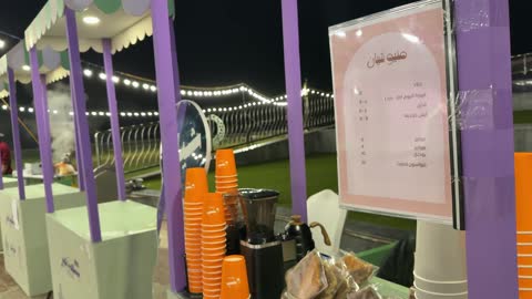 بسطة قهوة في الواجهة البحرية بالدمام ليلاً