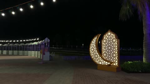 هلال مضيء في واجهة الدمام البحرية ليلاً