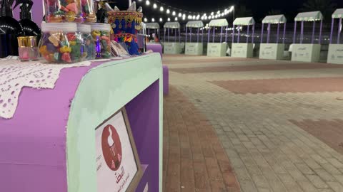 بسطة المنتجات التقليدية في واجهة الدمام البحرية ليلاً