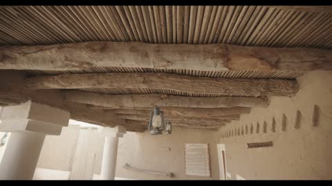 فانوس كيروسين تقليدي داخل مبنى تراثي قديم