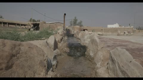 لقطة ثابتة لجدول مائي في قرية صحراوية