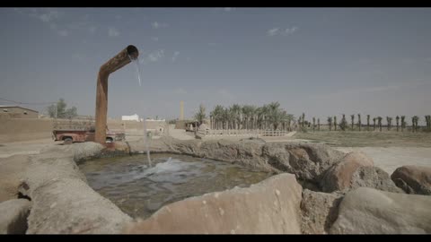 تدفق المياه من بئر في مزرعة سعودية