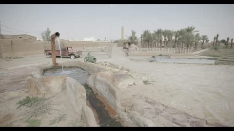 نافورة مياه حجرية تقليدية في قرية صحراوية