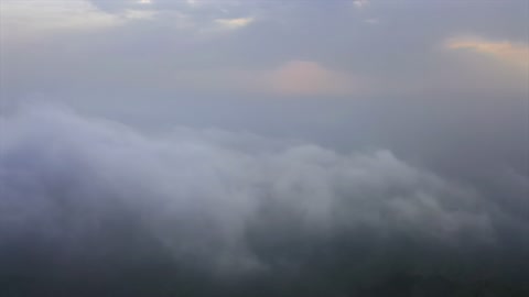 تصوير جوي للسحب فوق جبال طلان في جازان