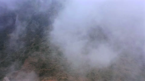 جبال طلان جازان لقطة جوية للضباب والجبال