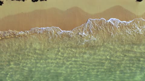 تصوير جوي لشاطئ جزيرة فرسان في جيزان