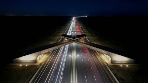 بوابة مكة طريق جدة السريع أضواء السيارات ليلاً