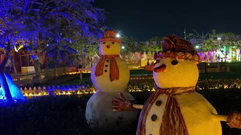 مجسمات رجل الثلج في حديقة العجائب بالجبيل السعودية ليلاً