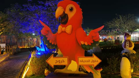 مجسم الببغاء في حديقة العجائب الجبيل ليلًا