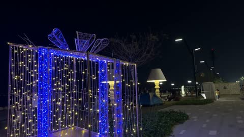 زينة العيد في واجهة الدمام البحرية ليلاً