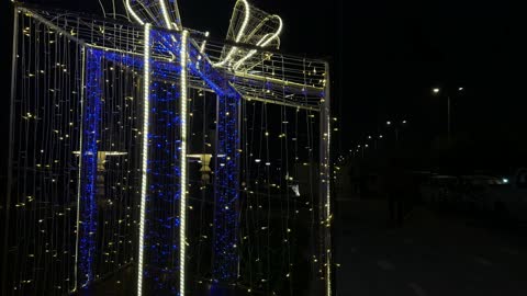 احتفالات العيد في الدمام مجسم هدايا ضوئي ليل