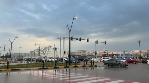 حركة المرور في شوارع مدينة الدمام السعودية مساءً