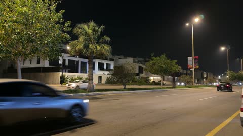 حركة المرور الليلية في شوارع الدمام السعودية