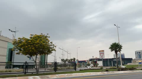 قيادة السيارات في شوارع مدينة الدمام بالسعودية