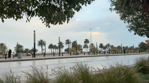 مشاة على كورنيش الدمام المنطقة الشرقية بعد المطر