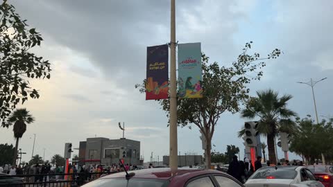 لوحات احتفالات العيد وحركة المرور في مدينة الدمام