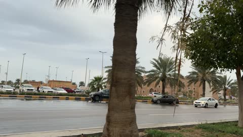 مشهد شارع القرية الشعبية في الدمام السعودية خلال العيد