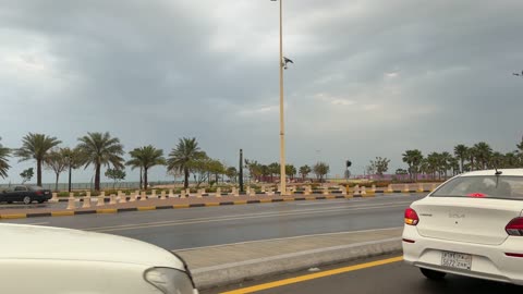 حركة المرور على طريق كورنيش الدمام والمنطقة الساحلية