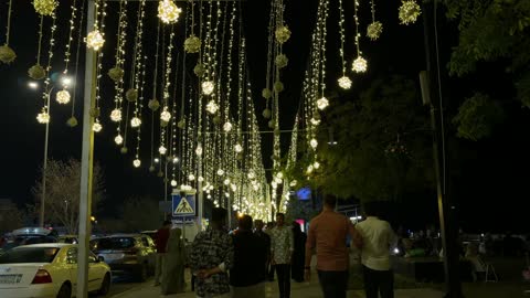 احتفالات العيد في الدمام مع زينة الأضواء الليلية