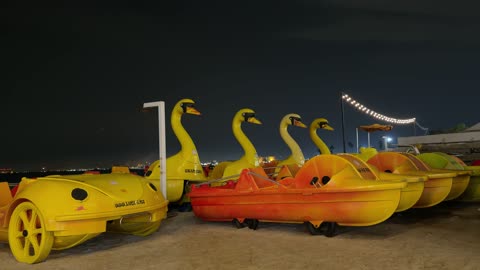 قوارب التجديف في شاطئ بنانا بالخبر ليلاً