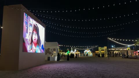 سينما خارجية في بنانا بيتش ليالي الخبر بالليل