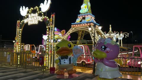 منطقة ألعاب بي داك في الخبر بنانا بيتش ليلاً