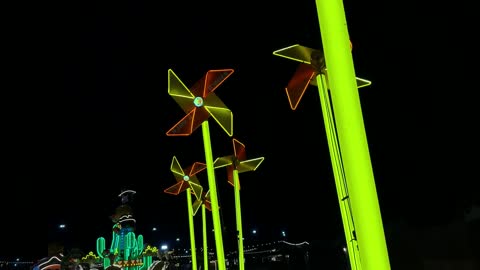 ألعاب ترفيهية مضيئة في بنانا بيتش الخبر ليلاً