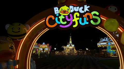 مدينة ألعاب بي داك سيتي فنز الخبر بنانا بيتش ليلاً