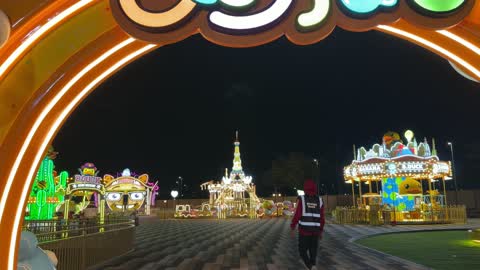 إضاءة مدينة الملاهي في بنانا بيتش بالخبر ليلاً