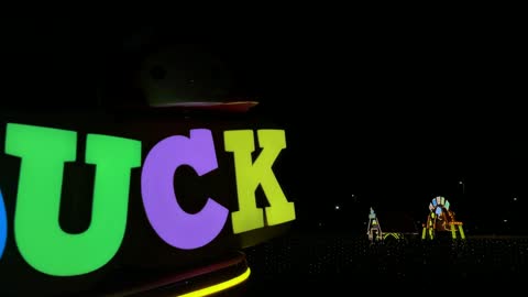 مجسم البط في بنانا بيتش الخبر ليلاً