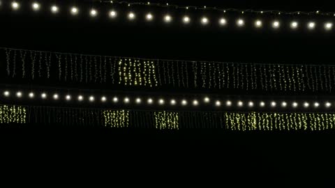 أضواء وزينة ليلية في بنانا بيتش بالخبر