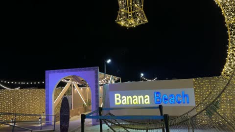 إضاءة مدخل بنانا بيتش في الخبر ليلاً