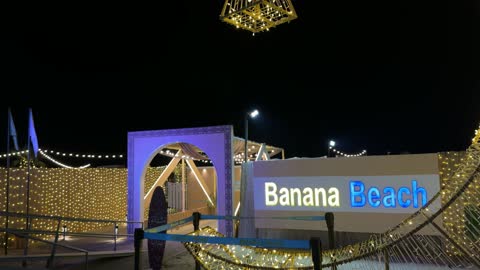 مدخل بنانا بيتش الخبر في الليل بإضاءة الديكورات