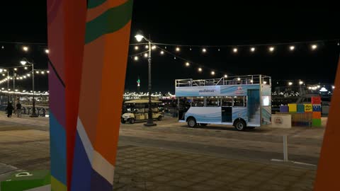 لقطات ليلية لفعالية ألوان الجبيل والحافلة السياحية