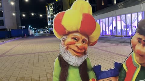 مجسمات فعالية ألوان الجبيل في السعودية خلال الليل