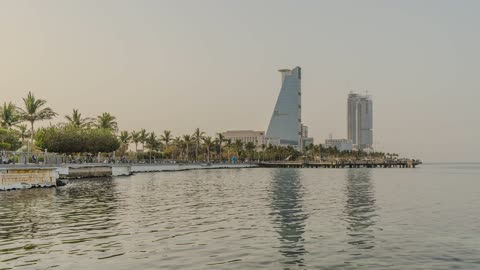 إطلالة واجهة كورنيش جدة البحري وأفق المدينة