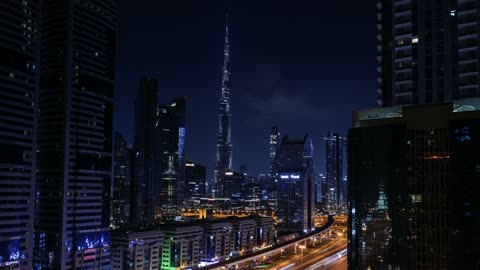 برج خليفة وأفق مدينة دبي ليلاً مع حركة المرور