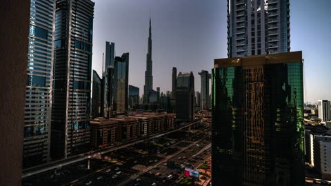 أفق مدينة دبي وحركة المرور في شارع الشيخ زايد