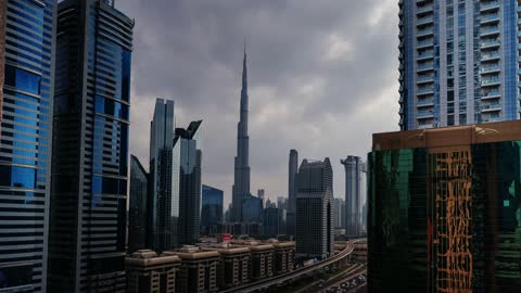 أفق مدينة دبي وبرج خليفة في لقطة نهارية غائمة