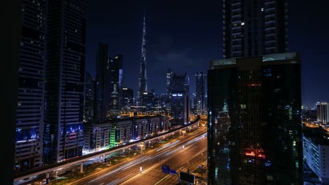 أفق دبي وبرج خليفة ليلاً مع حركة المرور