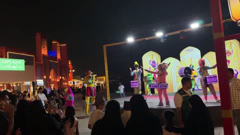 عرض عازفي الطبول والمؤدين في القرية العالمية ليلاً