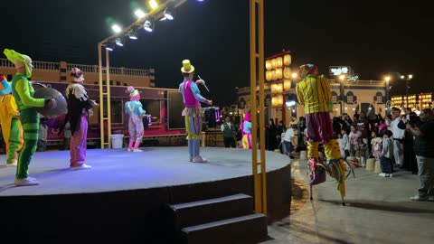 عرض فرقة ترفيهية على مسرح خارجي ليلاً