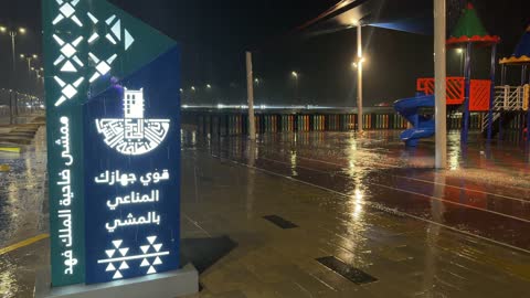ممشى ضاحية الملك فهد تحت المطر ليلاً
