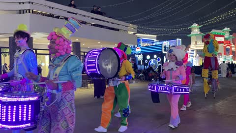 موكب ليلي ومؤدون بملابس تنكرية وعازفو طبول