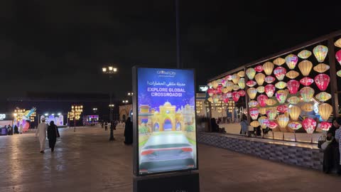 شاشة إعلانات رقمية في المدينة العالمية بالدمام ليلاً