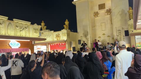 عرض موسيقي حي وجمهور في القرية العالمية دبي