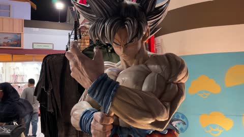 تمثال سون غوكو داخل متجر لمنتجات الأنمي