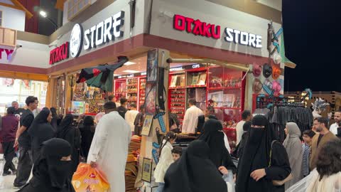 حشد أمام متجر أوتاكو في سوق ليلي