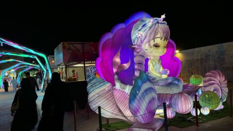 مجسم عروس البحر المضيء في مهرجان ليلي سعودي